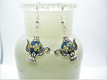 Clementine – Dainty Victorian Teapot Earrings